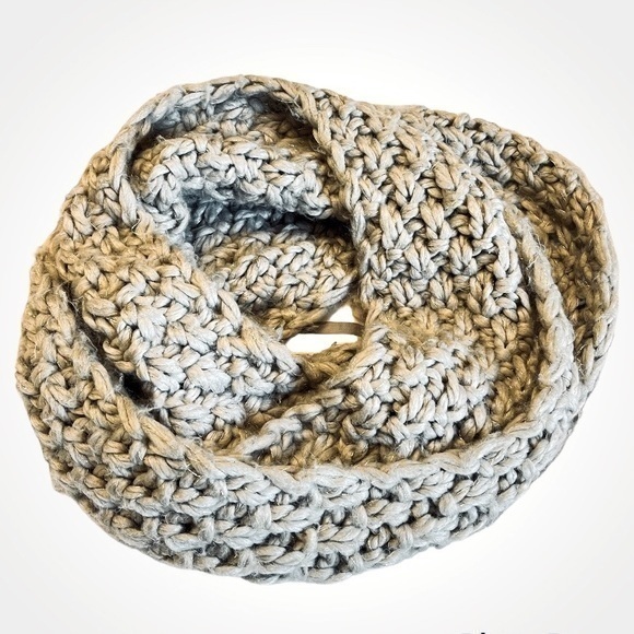 H&M Accessories - 🛼🍕🛒CLOSEOUT H&M chunky knit infinity scarf tube gray gold thread lightweight